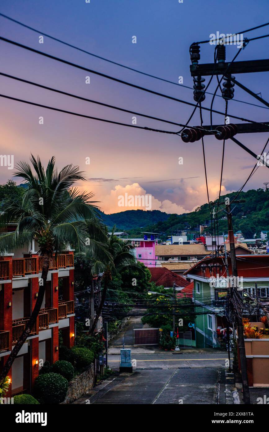 Blick auf die Straßen in Phuket mit elektrischen Leitungen, Thailand Stockfoto