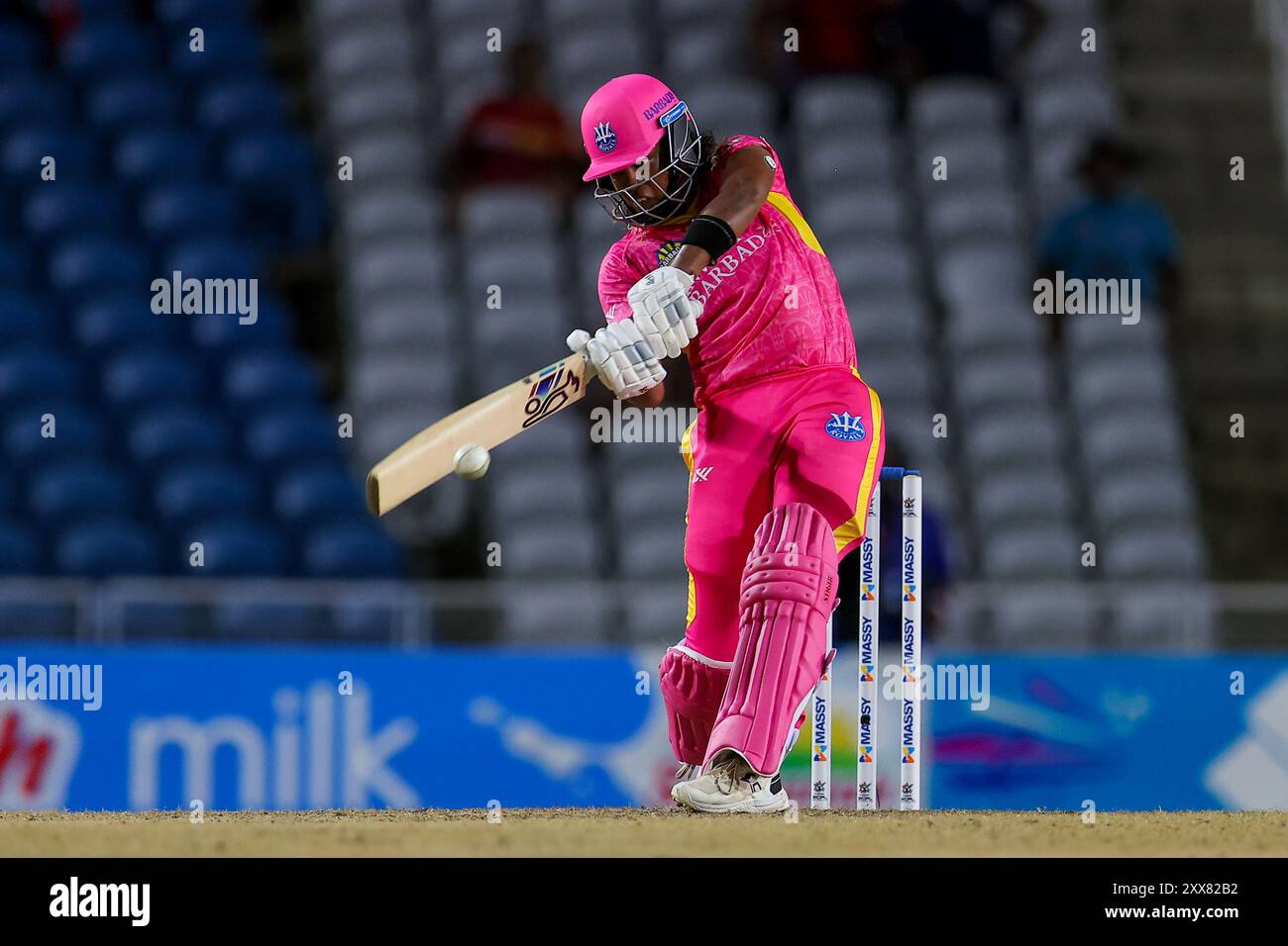 SAN FERNANDO, TRINIDAD UND TOBAGO – 22. AUGUST: Hayley Matthews von Barbados Royals Frauen während des Women Caribbean Premier League Spiels zwischen Trinbago Knight Riders und Barbados Royals in der Brian Lara Cricket Academy am 22. August 2024 in San Fernando, Trinidad und Tobago. (Foto: Daniel Prentice/Alamy) Stockfoto