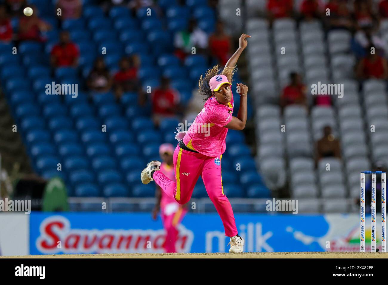 SAN FERNANDO, TRINIDAD UND TOBAGO – 22. AUGUST: Hayley Matthews von Barbados Royals Frauen während des Women Caribbean Premier League Spiels zwischen Trinbago Knight Riders und Barbados Royals in der Brian Lara Cricket Academy am 22. August 2024 in San Fernando, Trinidad und Tobago. (Foto: Daniel Prentice/Alamy) Stockfoto