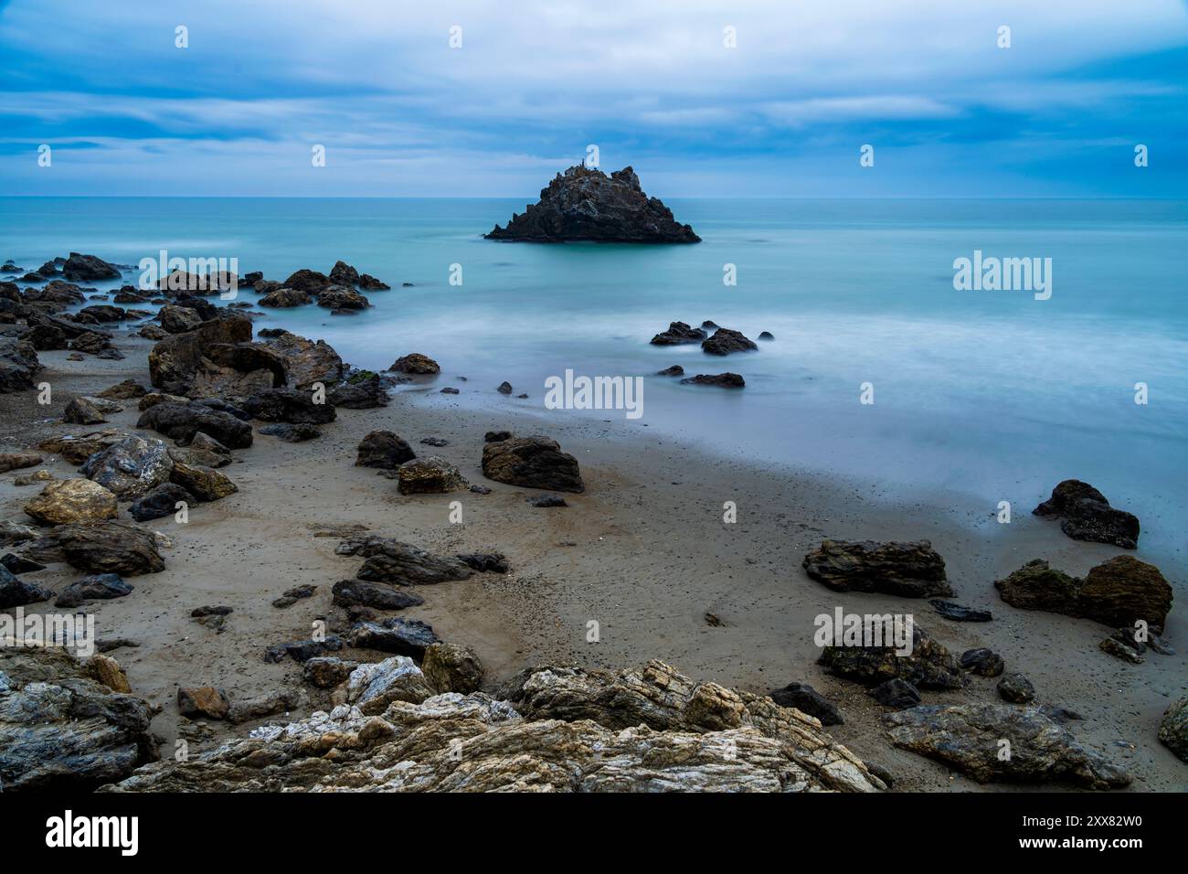 Meeresstapel am Strand und dramatischer Himmel, Präfektur Aichi, Japan Stockfoto