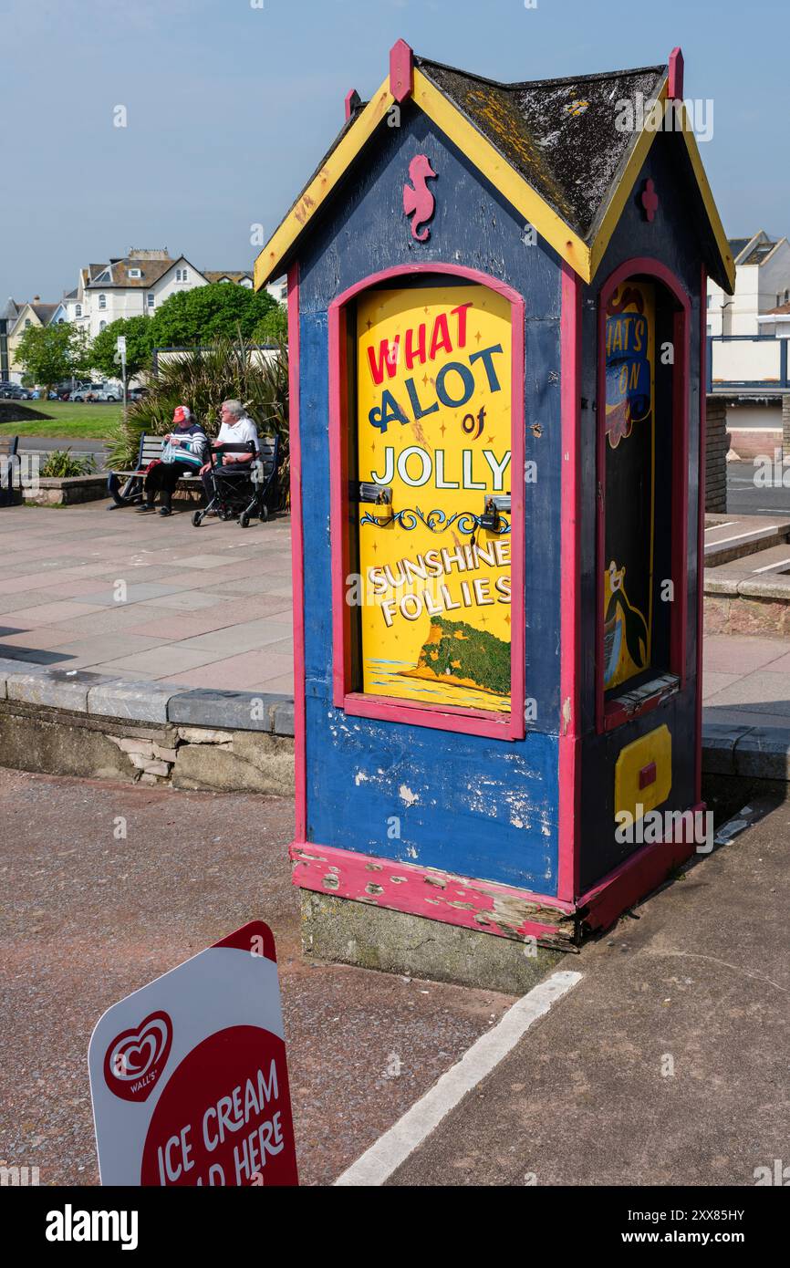 Eine traditionelle „Peep Box“ am Pier in Teignmouth, Devon Stockfoto