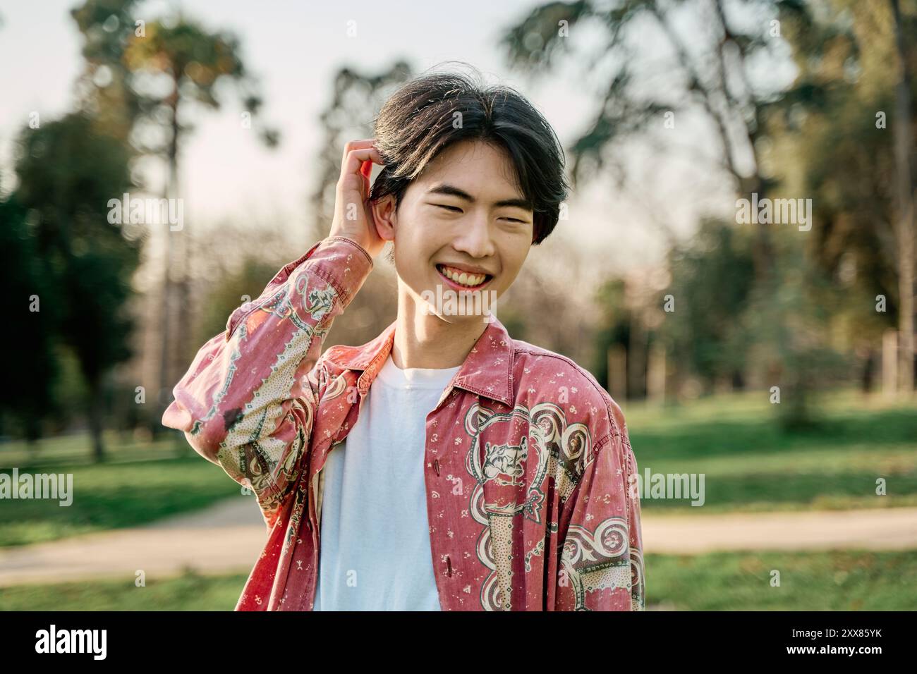 Porträt eines jungen asiatischen Mannes draußen Stockfoto