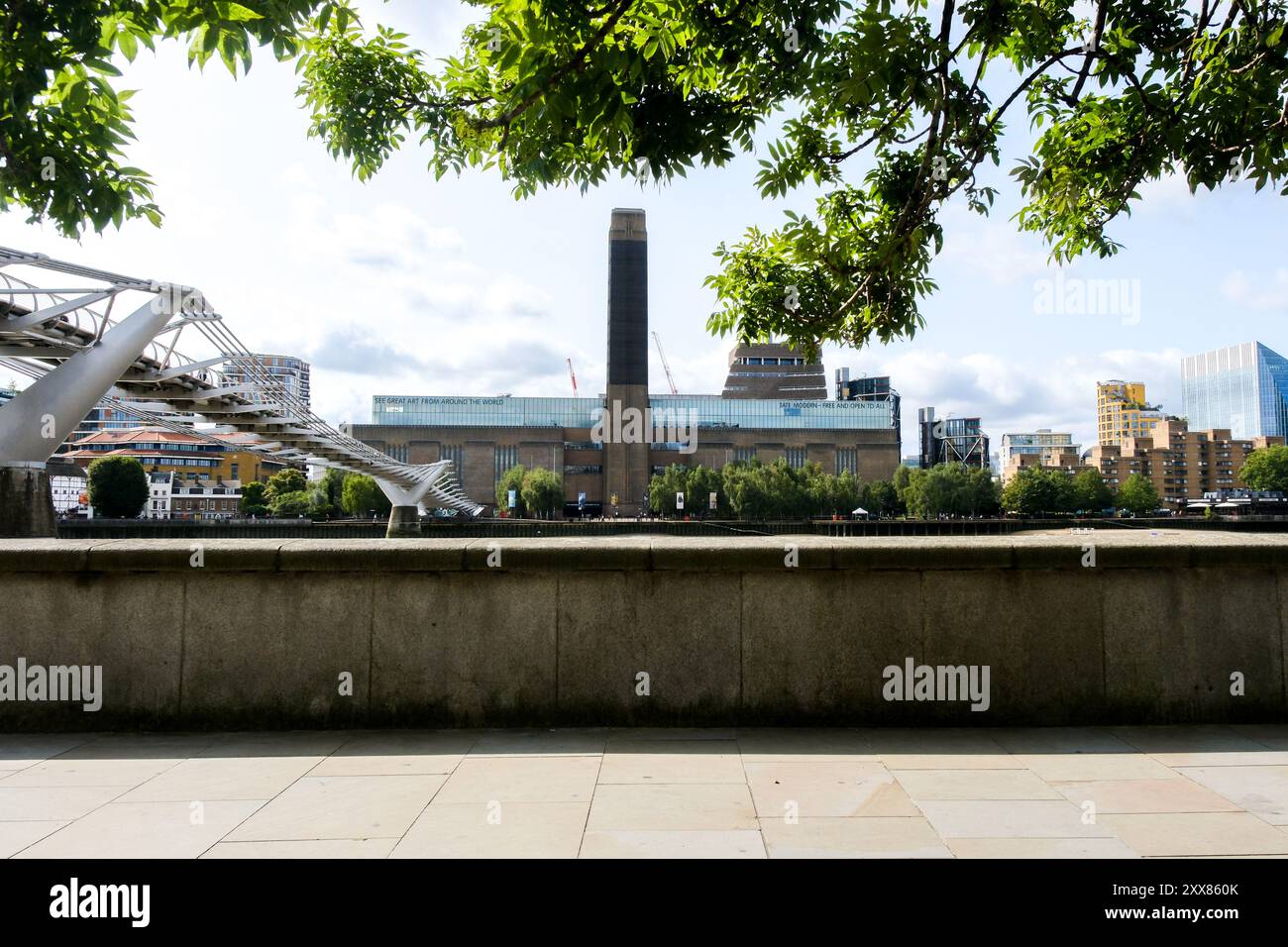 Millenium Bridge, London, Großbritannien. August 2024. Wetter in Großbritannien: Ein sonniger und windiger Tag in London. Quelle: Matthew Chattle/Alamy Live News Stockfoto