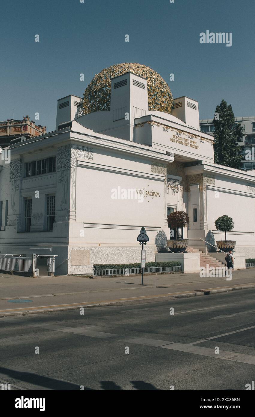 Secession in Wien, ein berühmtes Beispiel für Jugendstilarchitektur. Das Gebäude ist weiß, mit einfachen geometrischen Linien, dekoriert mit stilisierten Blumen Stockfoto