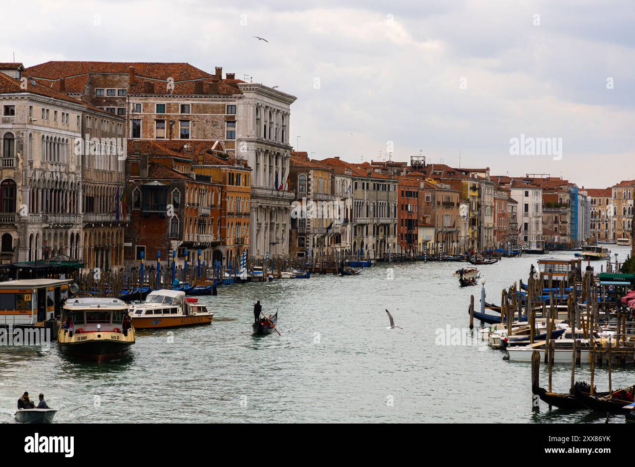 Blick auf den Canal Grande von der Rialto-Brücke in Venedig Stockfoto