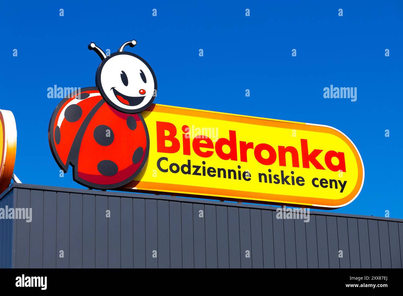 Schild an der Fassade der polnischen Supermarktkette Biedronka in Warschau, Polen Stockfoto