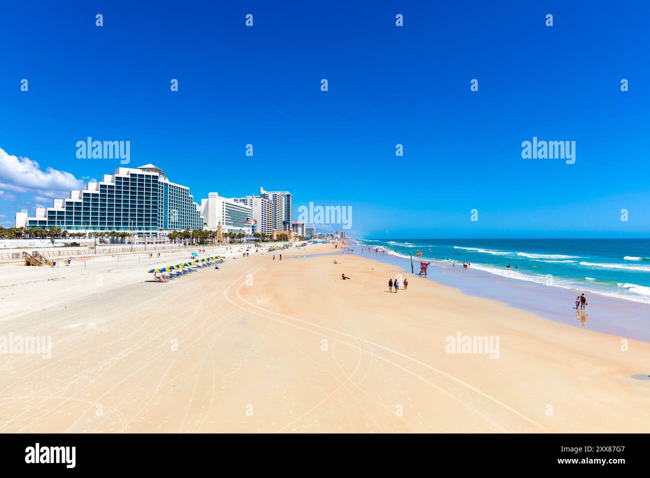 Blick auf Hotels am Meer und am Strand, Daytona Beach, Florida, USA Stockfoto