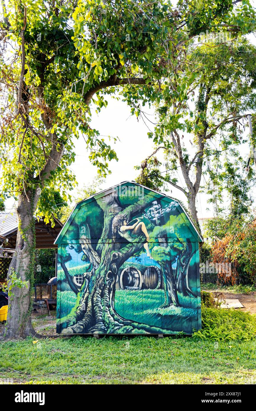 Wandgemälde mit Tress und einem Hobbit-Haus an der Seite eines Gebäudes im Railroad Square Art District, Tallahassee, Florida, USA Stockfoto