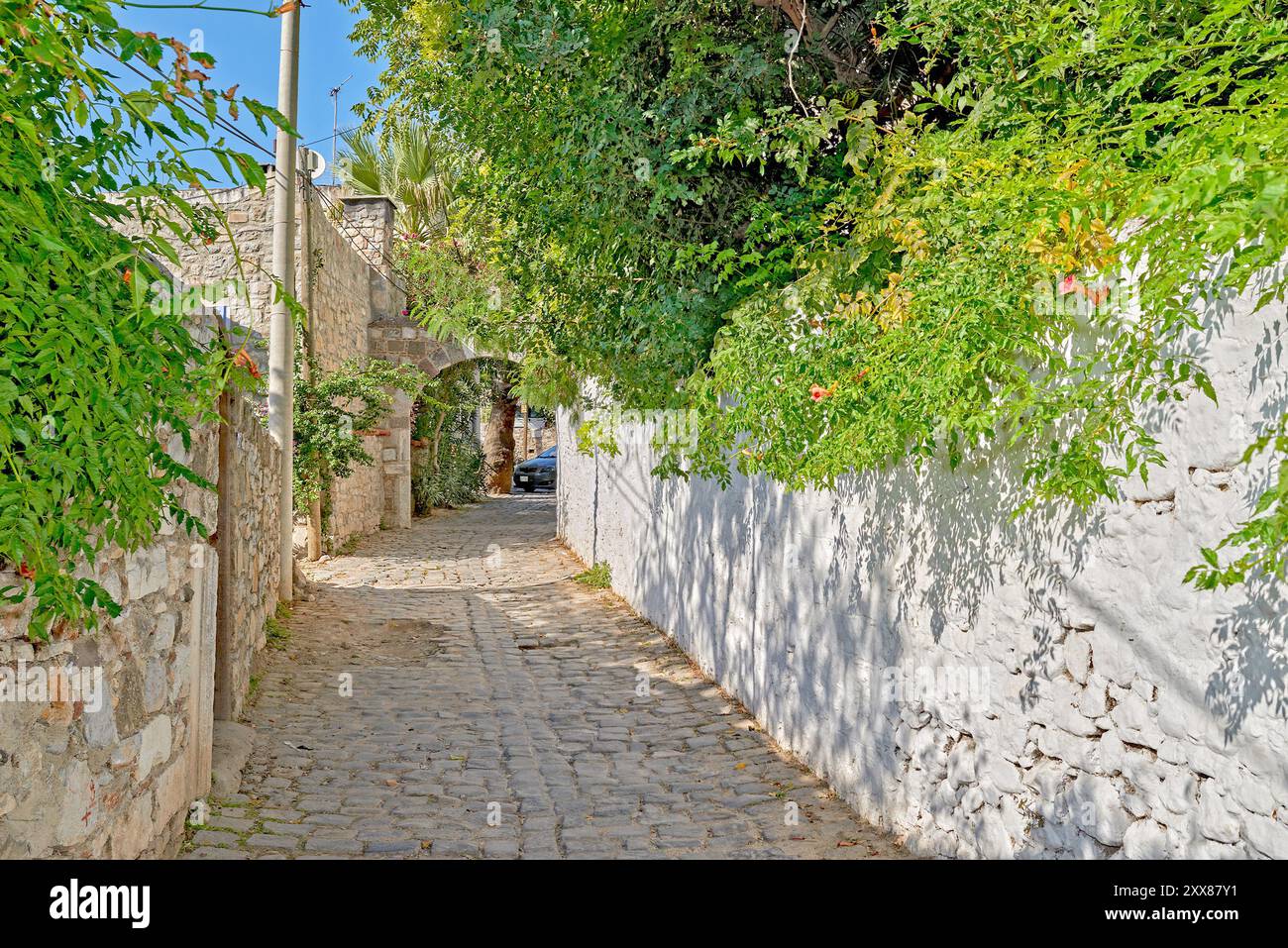 Straße, Gasse und Kulturgebäude in der städtischen Türkei als Wohngebiet oder Stadtviertel. Häuser, Haus und traditionelle oder Vintage-Architektur wie Stockfoto