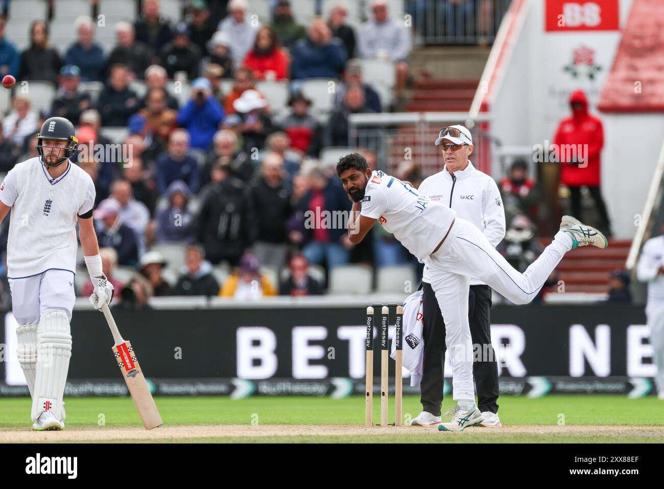 Manchester, Großbritannien. August 2024. #77, Prabath Jayasuriya aus Sri Lanka im Actionbowling während des Spiels der Rothesay International Test Match Series zwischen England und Sri Lanka im Emirates Old Trafford, Manchester, England am 23. August 2024. Foto von Stuart Leggett. Nur redaktionelle Verwendung, Lizenz für kommerzielle Nutzung erforderlich. Keine Verwendung bei Wetten, Spielen oder Publikationen eines einzelnen Clubs/einer Liga/eines Spielers. Quelle: UK Sports Pics Ltd/Alamy Live News Stockfoto