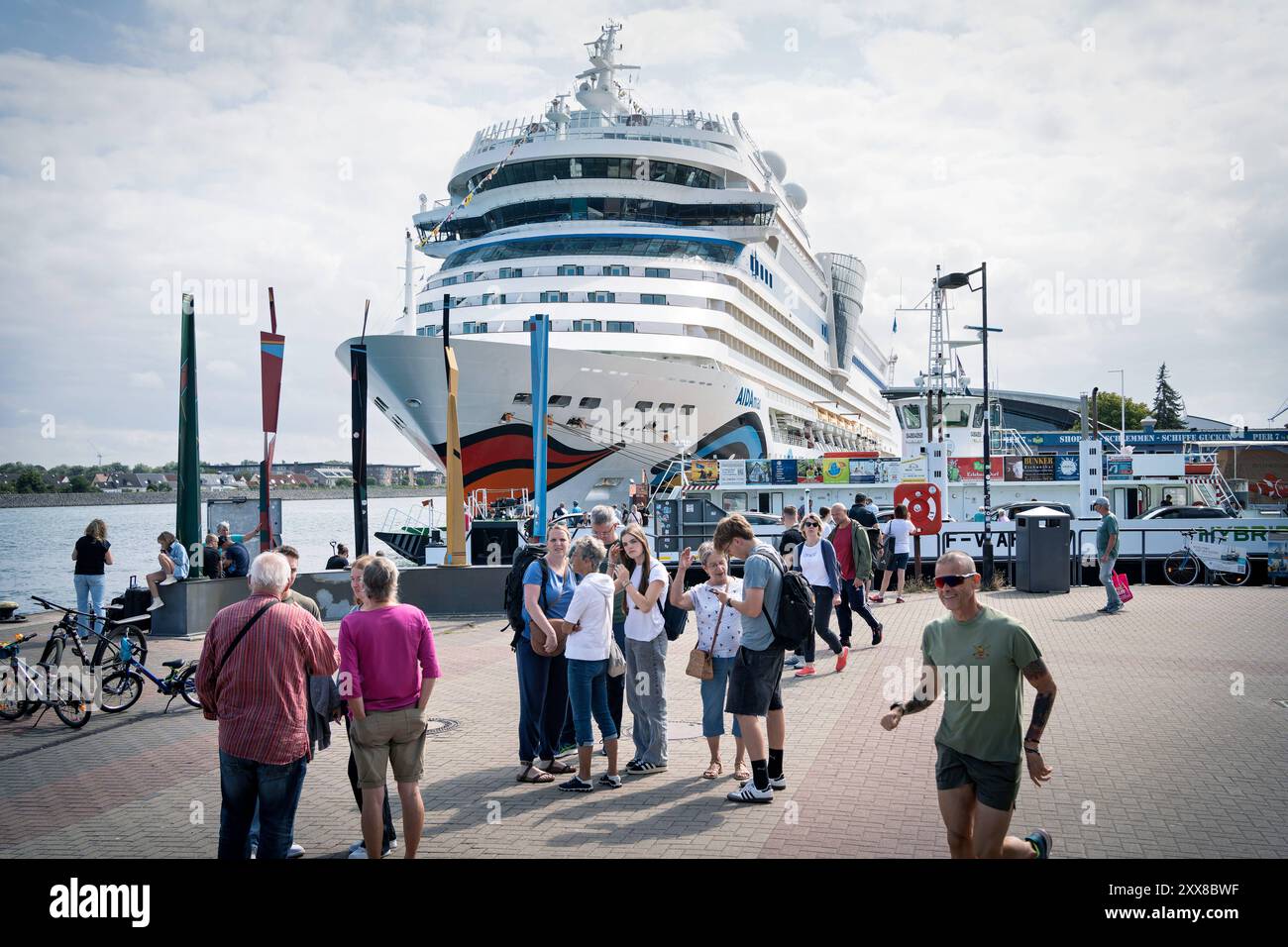 19.08.2024, Ostseebad Warnemünde. Die AIDAmar ist ein Kreuzfahrtschiff der britisch-amerikanischen Carnival Corporation & plc. Sie war als drittes Schiff der modifizierten Sphinx-Klasse auf der Meyer-Werft in Papenburg gebaut und ist seit Auslieferung im Mai 2012 für die speziell auf den deutschen Markt ausgerichtete Konzernmarke AIDA Cruises im Einsatz *** 19 08 2024,Ostseebad Warnemünde die AIDAmar ist ein Kreuzfahrtschiff der British-American Carnival Corporation plc Sie wurde als drittes Schiff der modifizierten Sphinx-Klasse auf der Meyer Werft in Papenburg gebaut und steht seit heute im Dienst Stockfoto