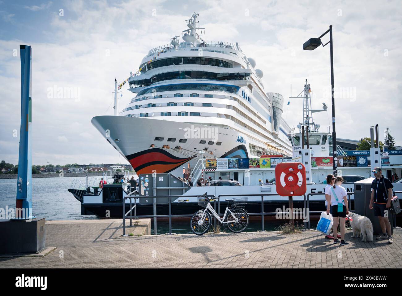 19.08.2024, Ostseebad Warnemünde. Die AIDAmar ist ein Kreuzfahrtschiff der britisch-amerikanischen Carnival Corporation & plc. Sie war als drittes Schiff der modifizierten Sphinx-Klasse auf der Meyer-Werft in Papenburg gebaut und ist seit Auslieferung im Mai 2012 für die speziell auf den deutschen Markt ausgerichtete Konzernmarke AIDA Cruises im Einsatz *** 19 08 2024,Ostseebad Warnemünde die AIDAmar ist ein Kreuzfahrtschiff der British-American Carnival Corporation plc Sie wurde als drittes Schiff der modifizierten Sphinx-Klasse auf der Meyer Werft in Papenburg gebaut und steht seit heute im Dienst Stockfoto