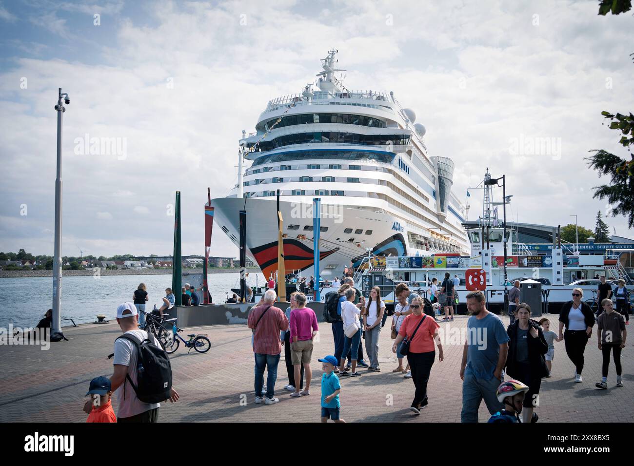 19.08.2024, Ostseebad Warnemünde. Die AIDAmar ist ein Kreuzfahrtschiff der britisch-amerikanischen Carnival Corporation & plc. Sie war als drittes Schiff der modifizierten Sphinx-Klasse auf der Meyer-Werft in Papenburg gebaut und ist seit Auslieferung im Mai 2012 für die speziell auf den deutschen Markt ausgerichtete Konzernmarke AIDA Cruises im Einsatz *** 19 08 2024,Ostseebad Warnemünde die AIDAmar ist ein Kreuzfahrtschiff der British-American Carnival Corporation plc Sie wurde als drittes Schiff der modifizierten Sphinx-Klasse auf der Meyer Werft in Papenburg gebaut und steht seit heute im Dienst Stockfoto