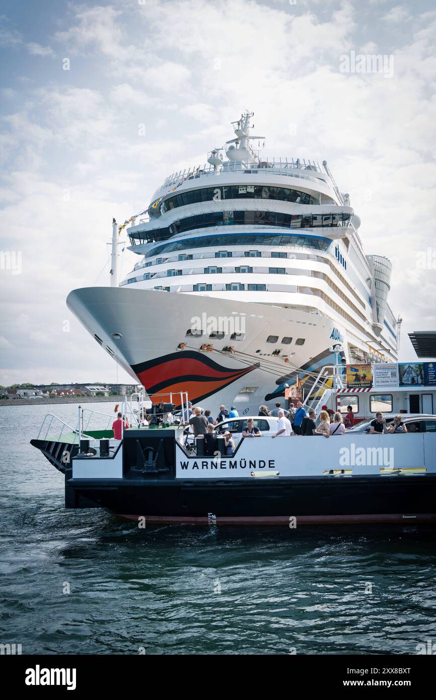 19.08.2024, Ostseebad Warnemünde. Die AIDAmar ist ein Kreuzfahrtschiff der britisch-amerikanischen Carnival Corporation & plc. Sie war als drittes Schiff der modifizierten Sphinx-Klasse auf der Meyer-Werft in Papenburg gebaut und ist seit Auslieferung im Mai 2012 für die speziell auf den deutschen Markt ausgerichtete Konzernmarke AIDA Cruises im Einsatz *** 19 08 2024,Ostseebad Warnemünde die AIDAmar ist ein Kreuzfahrtschiff der British-American Carnival Corporation plc Sie wurde als drittes Schiff der modifizierten Sphinx-Klasse auf der Meyer Werft in Papenburg gebaut und steht seit heute im Dienst Stockfoto
