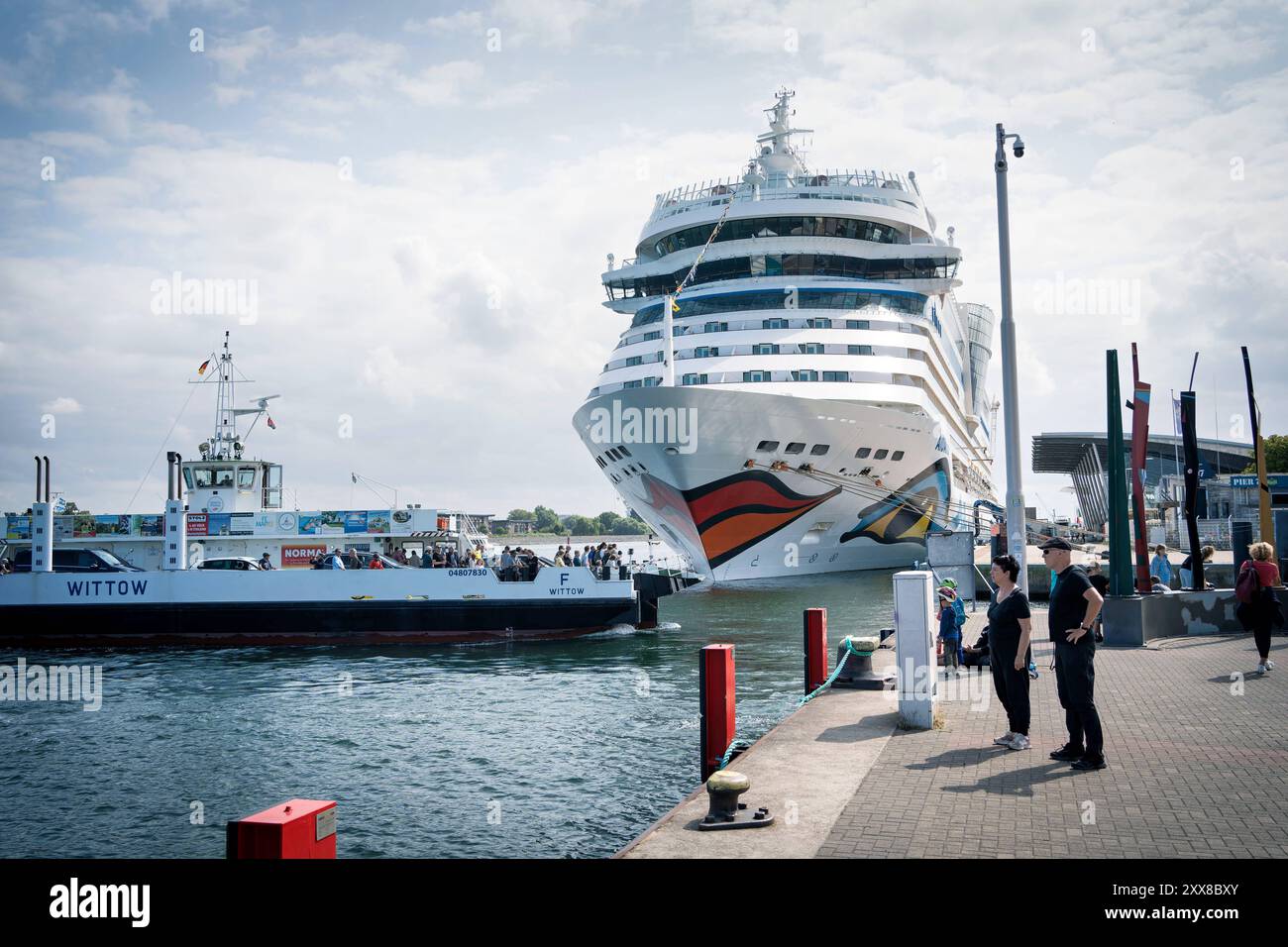 19.08.2024, Ostseebad Warnemünde. Die AIDAmar ist ein Kreuzfahrtschiff der britisch-amerikanischen Carnival Corporation & plc. Sie war als drittes Schiff der modifizierten Sphinx-Klasse auf der Meyer-Werft in Papenburg gebaut und ist seit Auslieferung im Mai 2012 für die speziell auf den deutschen Markt ausgerichtete Konzernmarke AIDA Cruises im Einsatz *** 19 08 2024,Ostseebad Warnemünde die AIDAmar ist ein Kreuzfahrtschiff der British-American Carnival Corporation plc Sie wurde als drittes Schiff der modifizierten Sphinx-Klasse auf der Meyer Werft in Papenburg gebaut und steht seit heute im Dienst Stockfoto