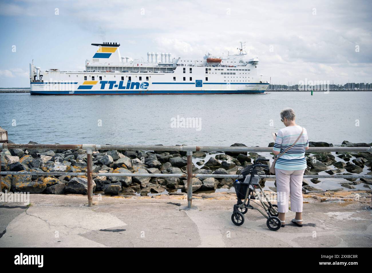 19.08.2024, Ostseebad Warnemünde. Die Huckleberry Finn ist ein RoPax-Fährschiff der deutschen Fährschiffreederei TT-Line *** 19 08 2024,Ostseebad Warnemünde die Huckleberry Finn ist eine RoPax-Fähre des deutschen Fährunternehmens TT Line Stockfoto