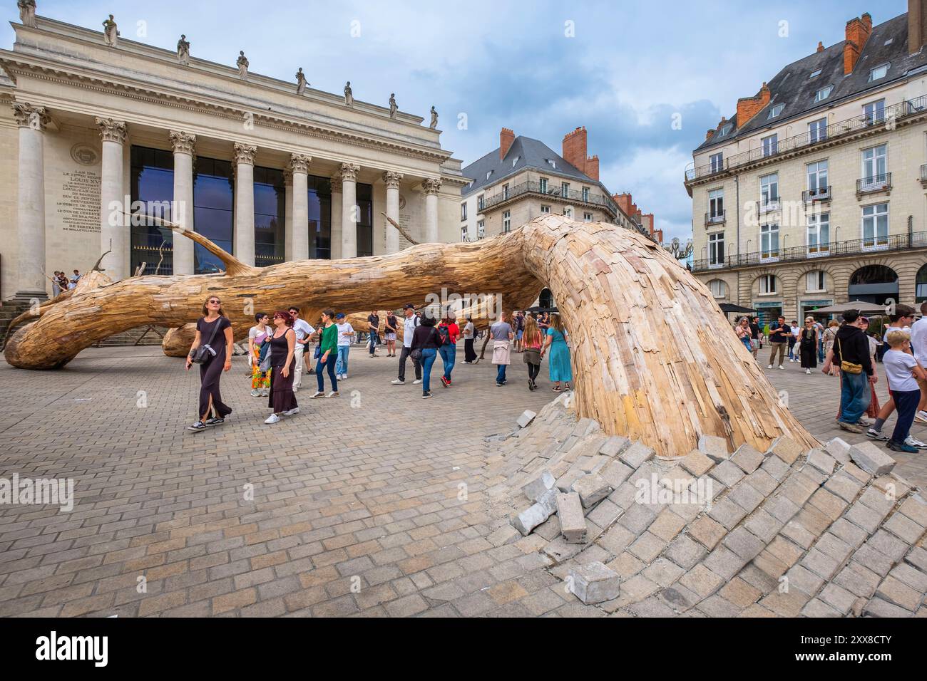 Frankreich, Loire Atlantique, Nantes, Graslin-Platz, 2024 Ausgabe von Voyage à Nantes gewidmet der Figur des Baumes, Fitzcarraldos Traum des brasilianischen Künstlers Henrique Oliveira vor dem Theater Stockfoto