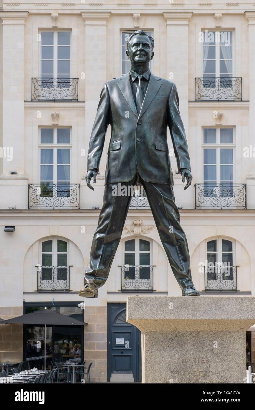 Frankreich, Loire Atlantique, Nantes, historisches und lebhaftes Viertel von Bouffay, Bouffay-Platz, Skulptur Eloge du Pas de Côté des Künstlers Philippe Ramette Stockfoto