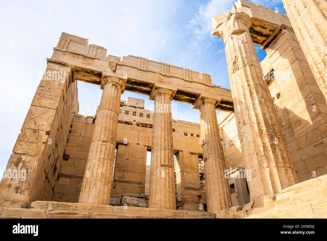 Grèce, Athènes, Ascension de l'acropole, avec vue sur la ville, Théâtre de Dionysos, l'ancien Temple d'Athéna et le Parthénon en travaux Stockfoto