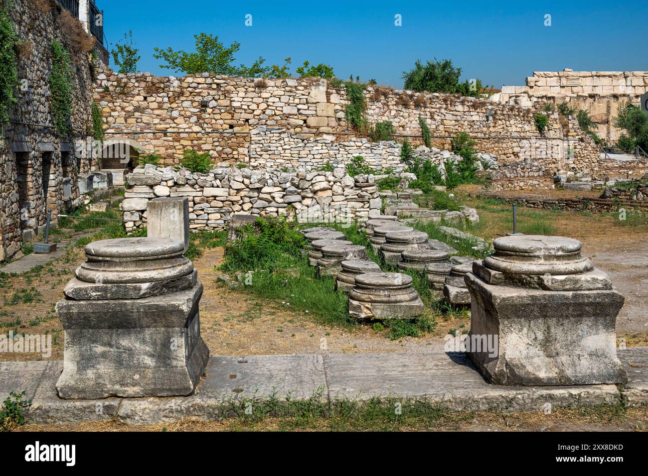 Griechenland, Athen, Hadrian's Library, manchmal auch „Bibliothek der hundert Säulen“ genannt, war eine große Bibliothek auf der römischen Agora im antiken Athen, von der heute noch imposante Ruinen erhalten sind. Stockfoto