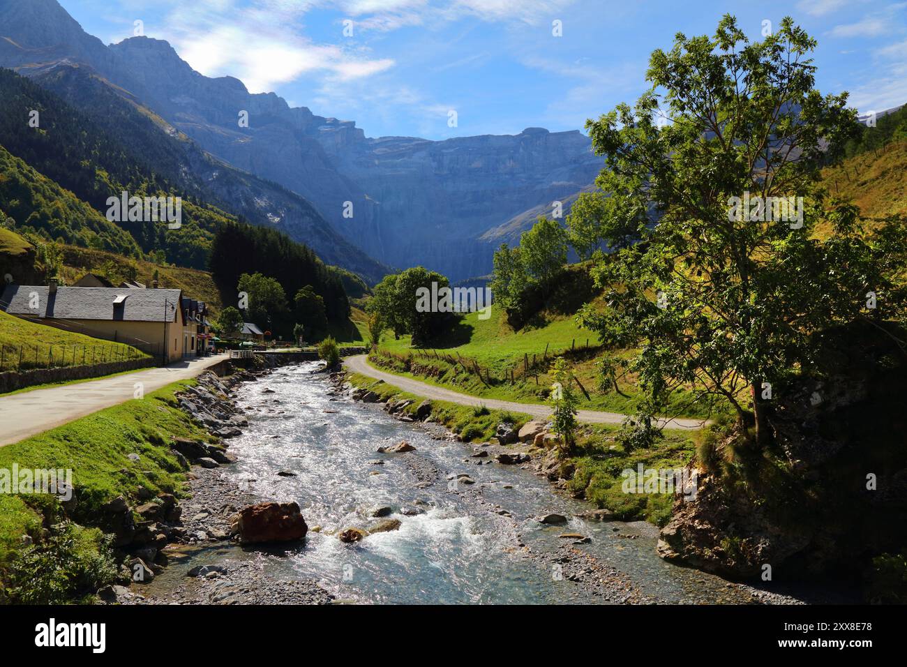 Französische Pyrenäen-Landschaft. Das Tal des Cirque de Gavarnie im ...