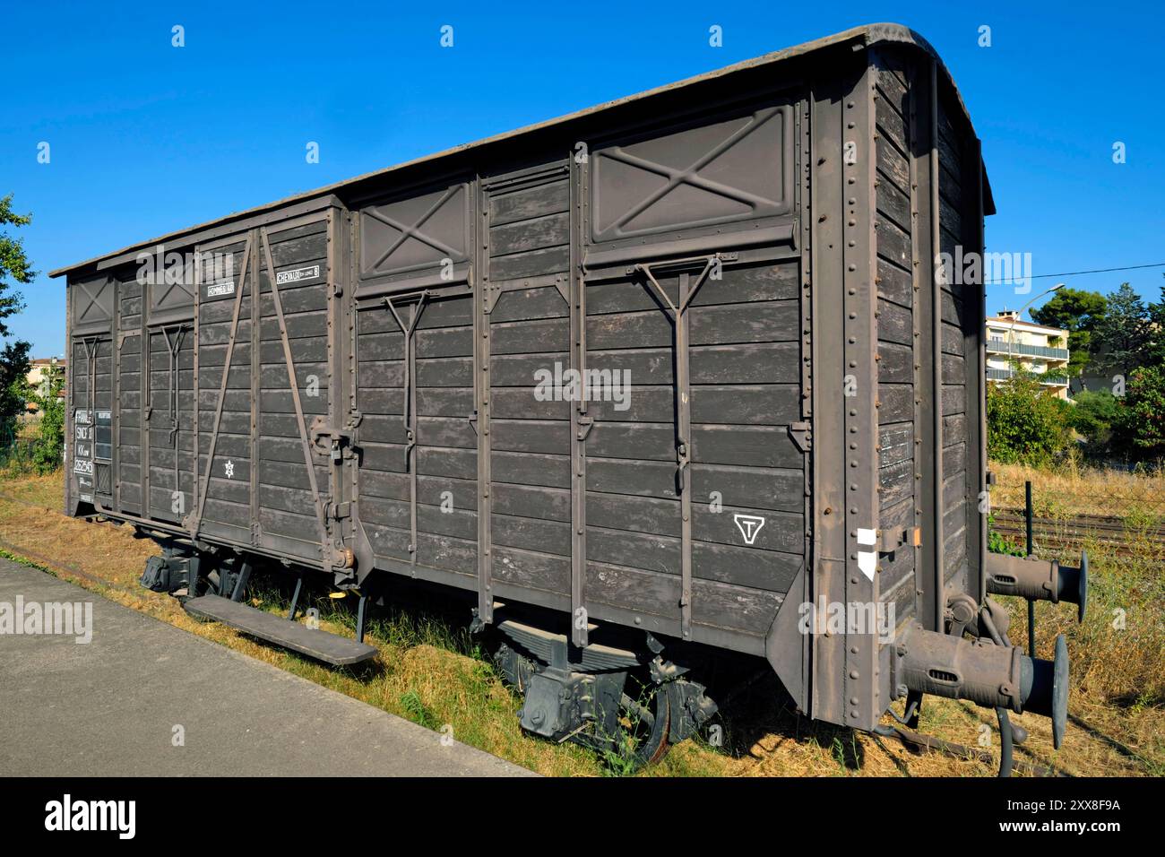 Frankreich, Bouches du Rhône, Salon de Provence, Les Milles, Gedenkstätte für Camp des Milles, ehemaliges französisches Internierungs- und Deportationslager, Souvenirwagen Stockfoto