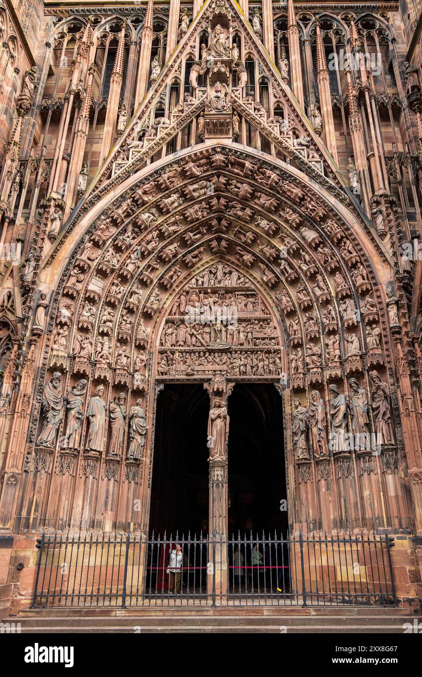 Frankreich, Unterrhein, Straßburg, Altstadt, die zum UNESCO-Weltkulturerbe erklärt wurde, die Kathedrale Notre-Dame, die Westfassade, das Tympanon des zentralen Portals erzählen die wichtigsten Episoden im Leben Jesu Stockfoto