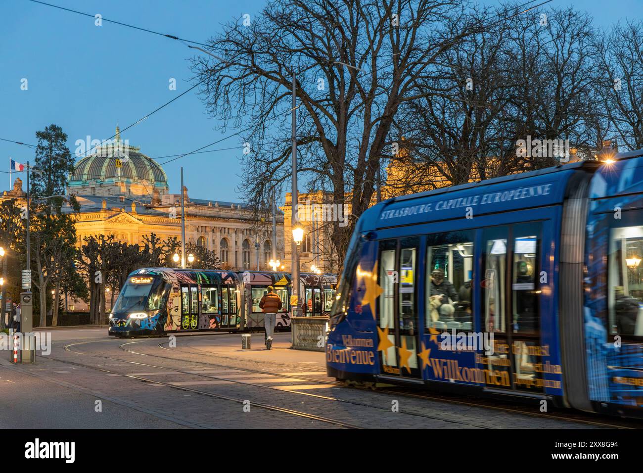 Frankreich, Unterrhein, Straßburg, Stadtteil Neustadt aus deutscher Zeit als UNESCO-Weltkulturerbe eingestuft, Straßenbahnen zum Platz der Republik und Nationalbibliothek und Universitätsbibliothek (NHU) im Hintergrund Stockfoto