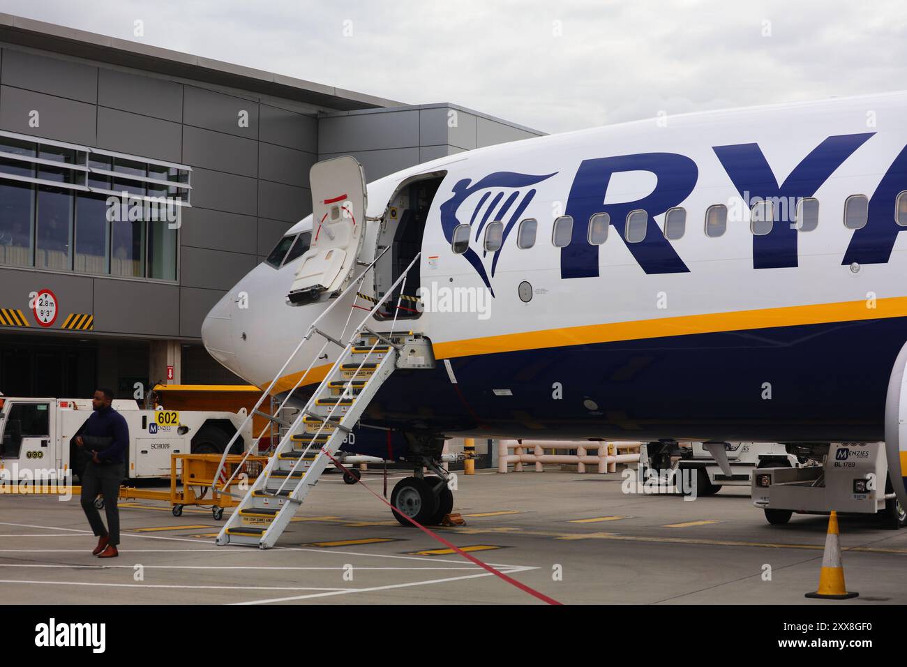 LONDON, UK - 8. JULI 2024: Passagiere verlassen Ryanair Billigflugzeuge am Flughafen Gatwick in London. Es ist einer der verkehrsreichsten Flughäfen in t Stockfoto