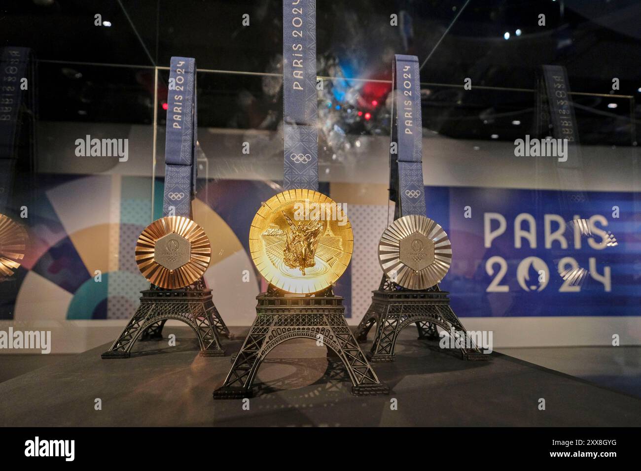 Schweiz, Kanton Waadt, Lausanne, Olympisches Museum im Stadtteil Ouchy, Ausstellung Paris Olympique, eine immersive Reise, die Geschichte der drei Pariser Ausgaben der Olympischen Spiele 1900, 1924 und 2024, die Medaillen (Gold, Silber und Bronze) der Olympischen Spiele 2024 in Paris Stockfoto