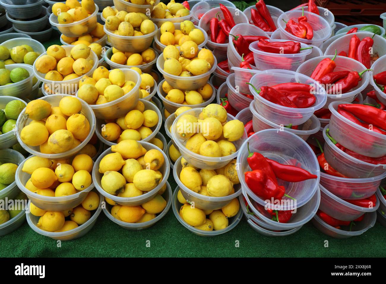 Zitronen und Paprika in einem Gemüseladen am Peckham Rye Lane Market im Großraum London, Großbritannien. Stockfoto