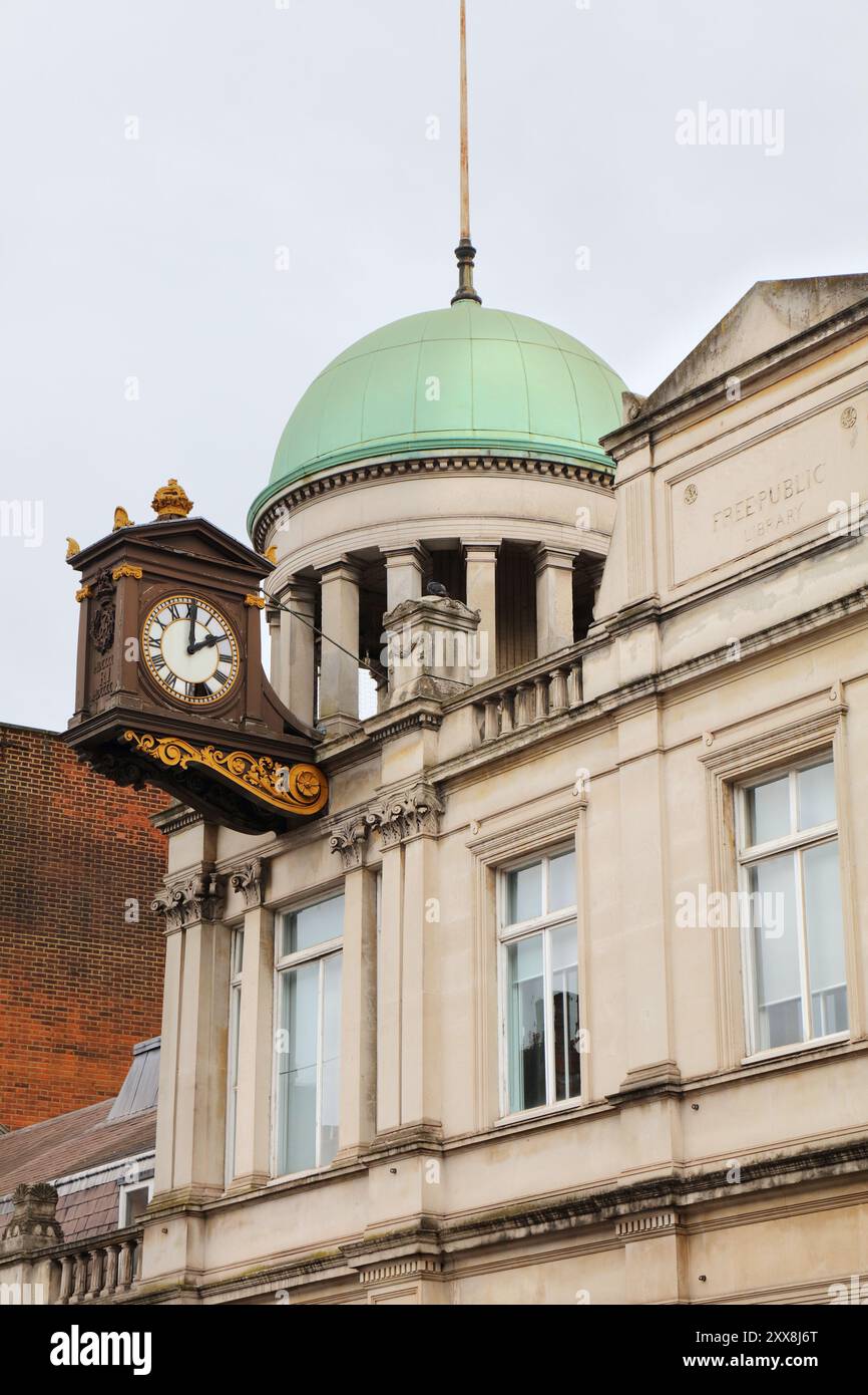 Streatham District in South London, Großbritannien. Streatham High Street in London Borough of Lambeth. Öffentliche Bibliothek. Stockfoto