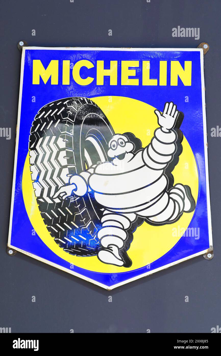 Frankreich, Puy de Dome, Clermont Ferrand, L'Aventure Michelin, emaillierte Werbetafel aus dem frühen 20. Jahrhundert mit dem berühmten Michelin-Mann Stockfoto