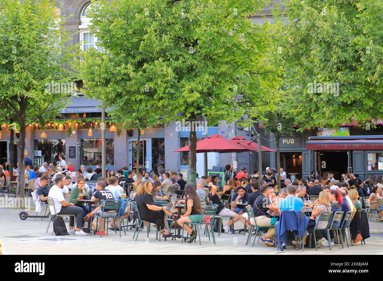 Frankreich, Puy de Dome, Clermont Ferrand, Place de la Victoire, Café-Terrassen unter den Bäumen Stockfoto