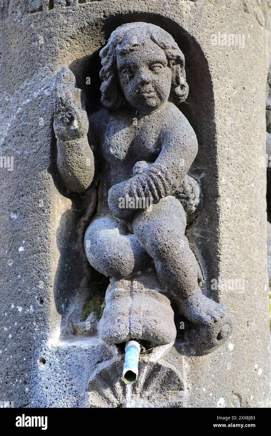 Frankreich, Puy de Dome, Clermont Ferrand, Place du Terrail, Volvic Steinbrunnen aus dem Jahr 1602 Stockfoto