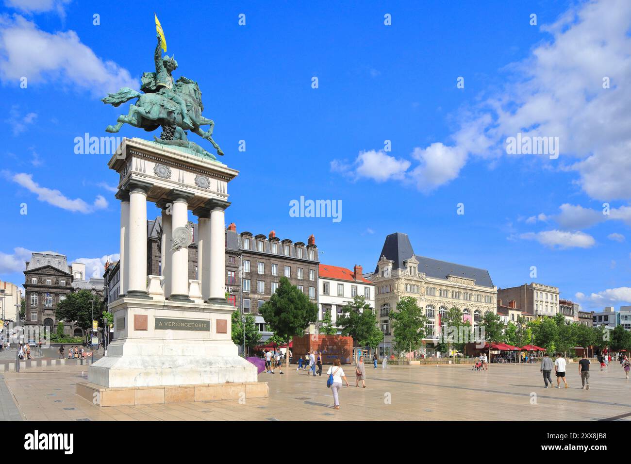 Frankreich, Puy de Dome, Clermont Ferrand, Place de Jaude mit der Reiterstatue von Vercingétorix des Bildhauers Auguste Bartholdi Stockfoto