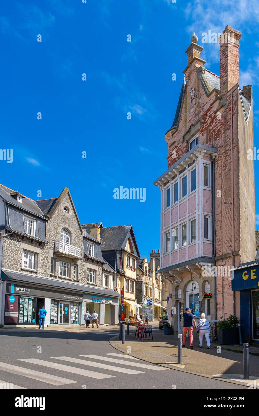 Frankreich, Cotes d'Armor, Saint-Quay-Portrieux, Etappe auf dem Fernwanderweg GR 34 oder Zollbeamtenweg, Ty Huel Haus im neomittelalterlichen Stil, erbaut von dem Architekten Eugène Macé um 1900 Stockfoto