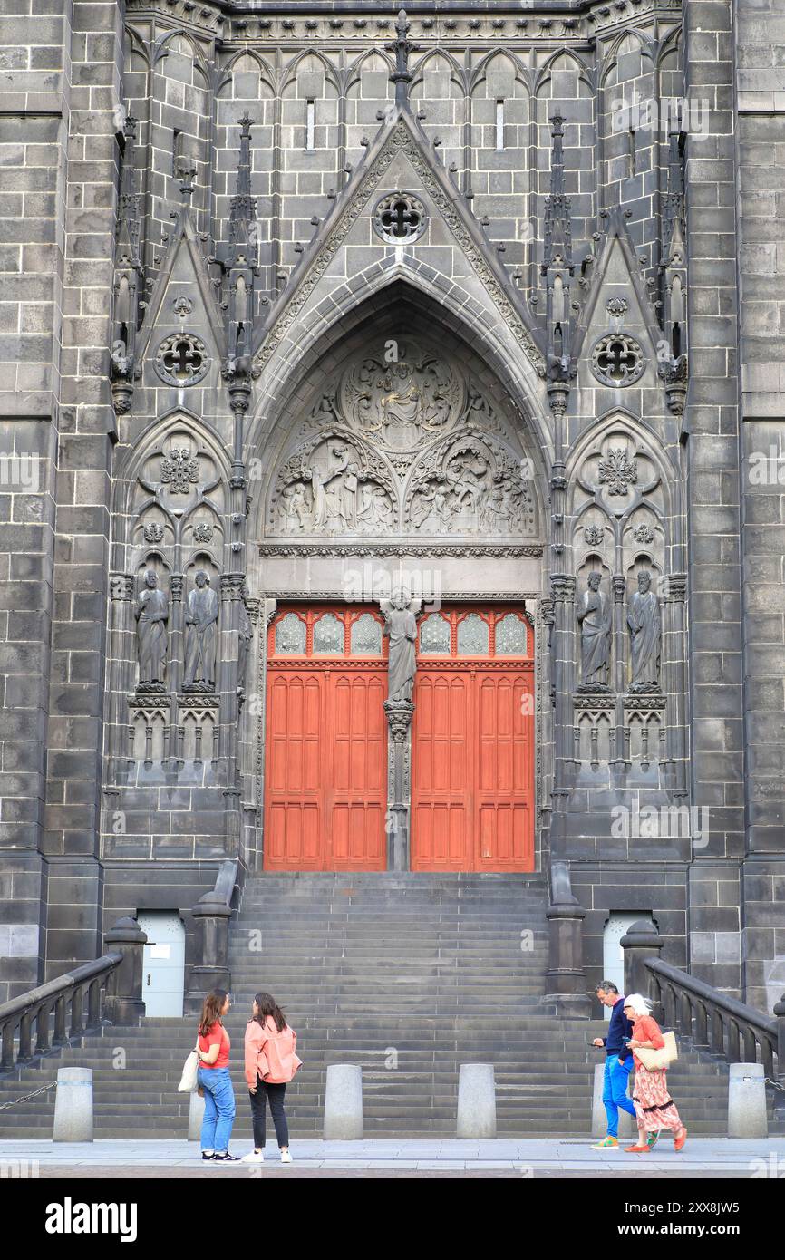 Frankreich, Puy de Dome, Clermont Ferrand, Kathedrale Notre-Dame de l'Assomption, Fassade mit revolutionärer Inschrift, die dem Kult der Vernunft und dem Höchsten Wesen gewidmet ist: „Das französische Volk erkennt das Höchste Wesen und die Unsterblichkeit der Seele an“. Stockfoto