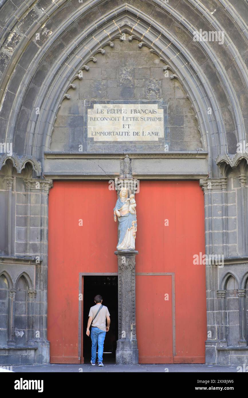 Frankreich, Puy de Dome, Clermont Ferrand, Kathedrale Notre-Dame de l'Assomption, Fassade mit revolutionärer Inschrift, die dem Kult der Vernunft und dem Höchsten Wesen gewidmet ist: „Das französische Volk erkennt das Höchste Wesen und die Unsterblichkeit der Seele an“. Stockfoto