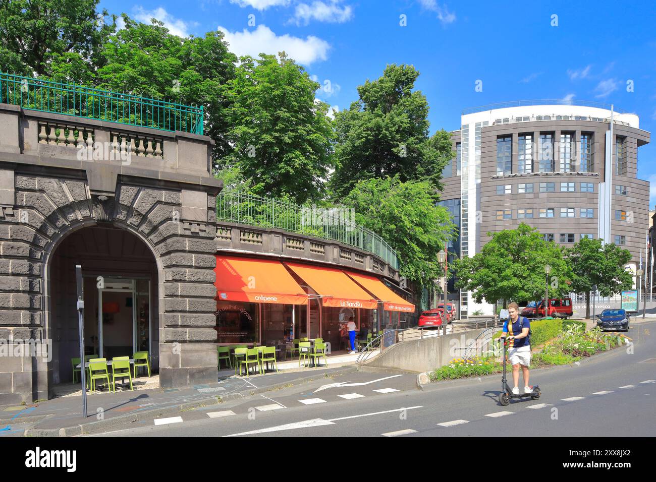 Frankreich, Puy de Dome, Clermont Ferrand, Roller auf dem Boulevard Desaix mit dem Hôtel du Département auf der rechten Seite (Haus des UNESCO Chaîne des Puys - Limagne-Verwerfung) Stockfoto