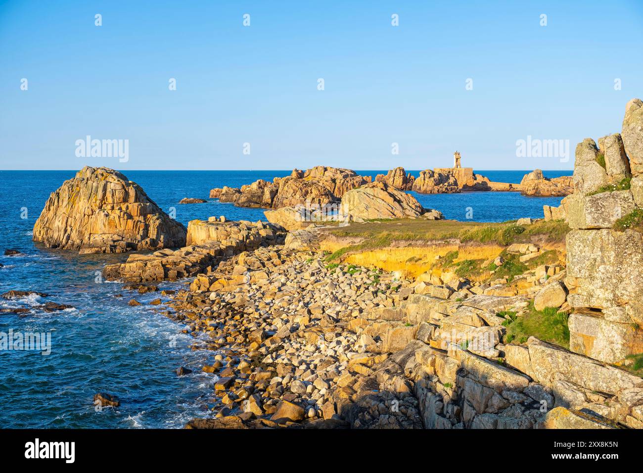 Frankreich, Cotes d'Armor, Brehat Island, rosa Granitfelsen und der Leuchtturm von Paon Stockfoto