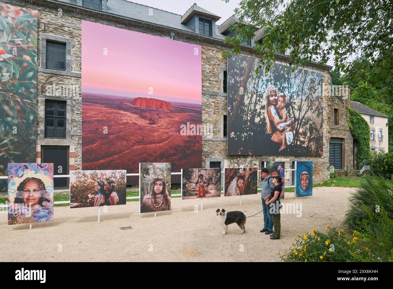 Frankreich, Morbihan, Aff Valley, La Gacilly, das 2024 Photo Festival: Australia and Other Views, Outdoor-Fotoausstellung des australischen Aborigines-Aktivisten und Künstlers Bobbi Lockyer Stockfoto