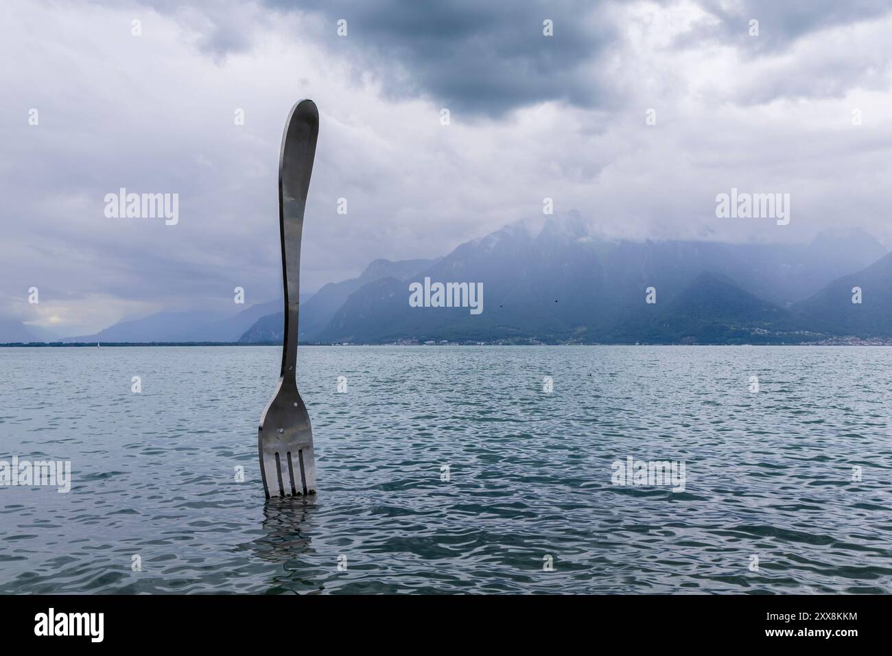 Schweiz, Kanton Waadt, Vevey, Riesengabel gepflanzt im Genfer See vor dem Alimentarium, Skulptur von Jean Pierre Zaugg Stockfoto