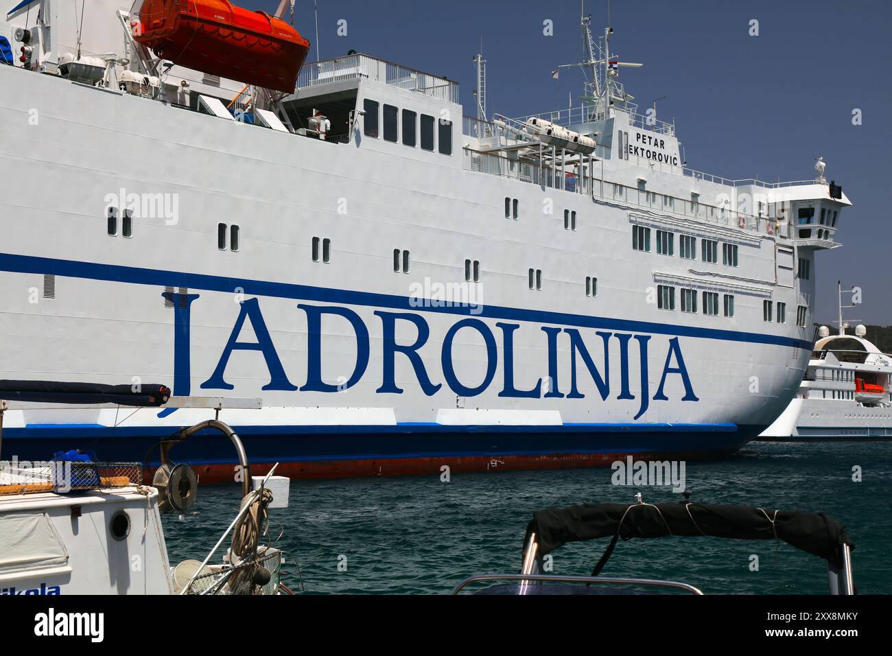 VIS, KROATIEN - 22. JUNI 2021: Autofähre Jadrolinija auf der Insel Vis. Kroatien hatte 2018 18,4 Millionen Touristen. Stockfoto