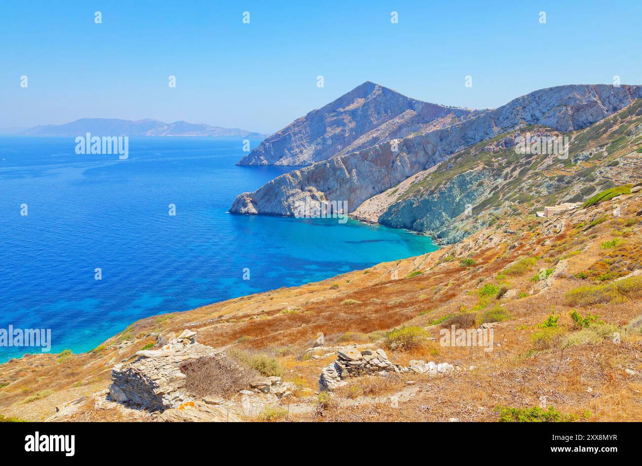 Griechenland, Kykladen-Inseln, Folegandros-Insel, Blick auf Folegandros-Insel, bunte Felsen Küste, Chora Stockfoto