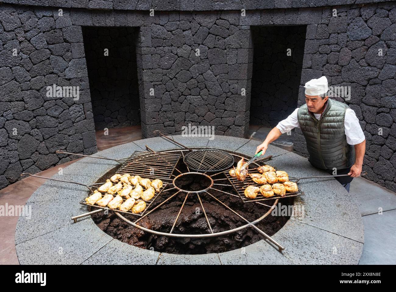 Spanien, die Kanarischen Inseln, die Insel Lanzarote, der Nationalpark Timanfaya oder die Feuerberge Montanas del Fuego, das Restaurant El Diablo verwendet einen Grill, der sich über einem vulkanischen Kamin befindet Stockfoto