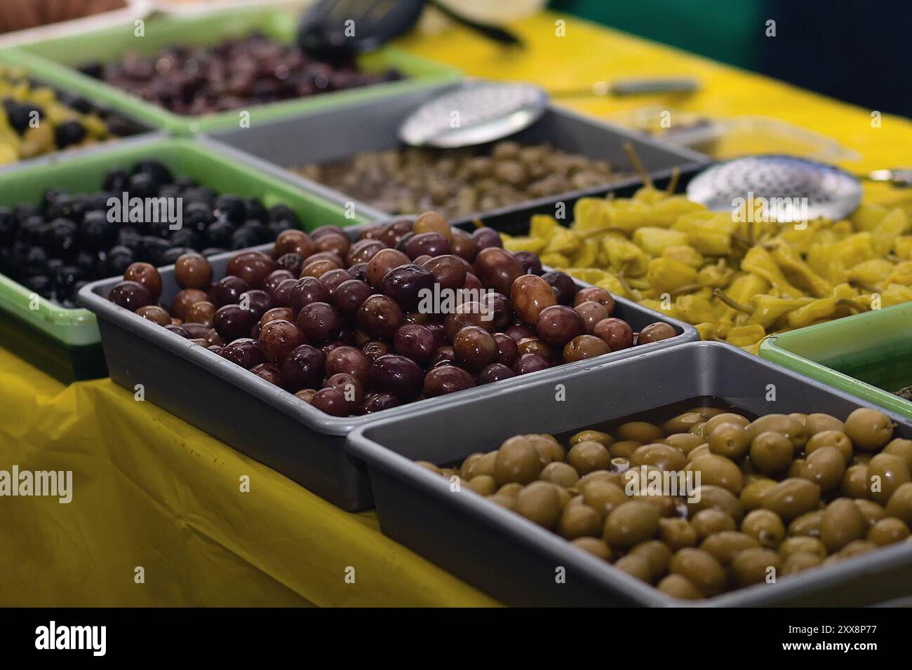 Tabletts mit verarbeiteten Oliven zum Verkauf in einem Supermarkt. Essen Stockfoto