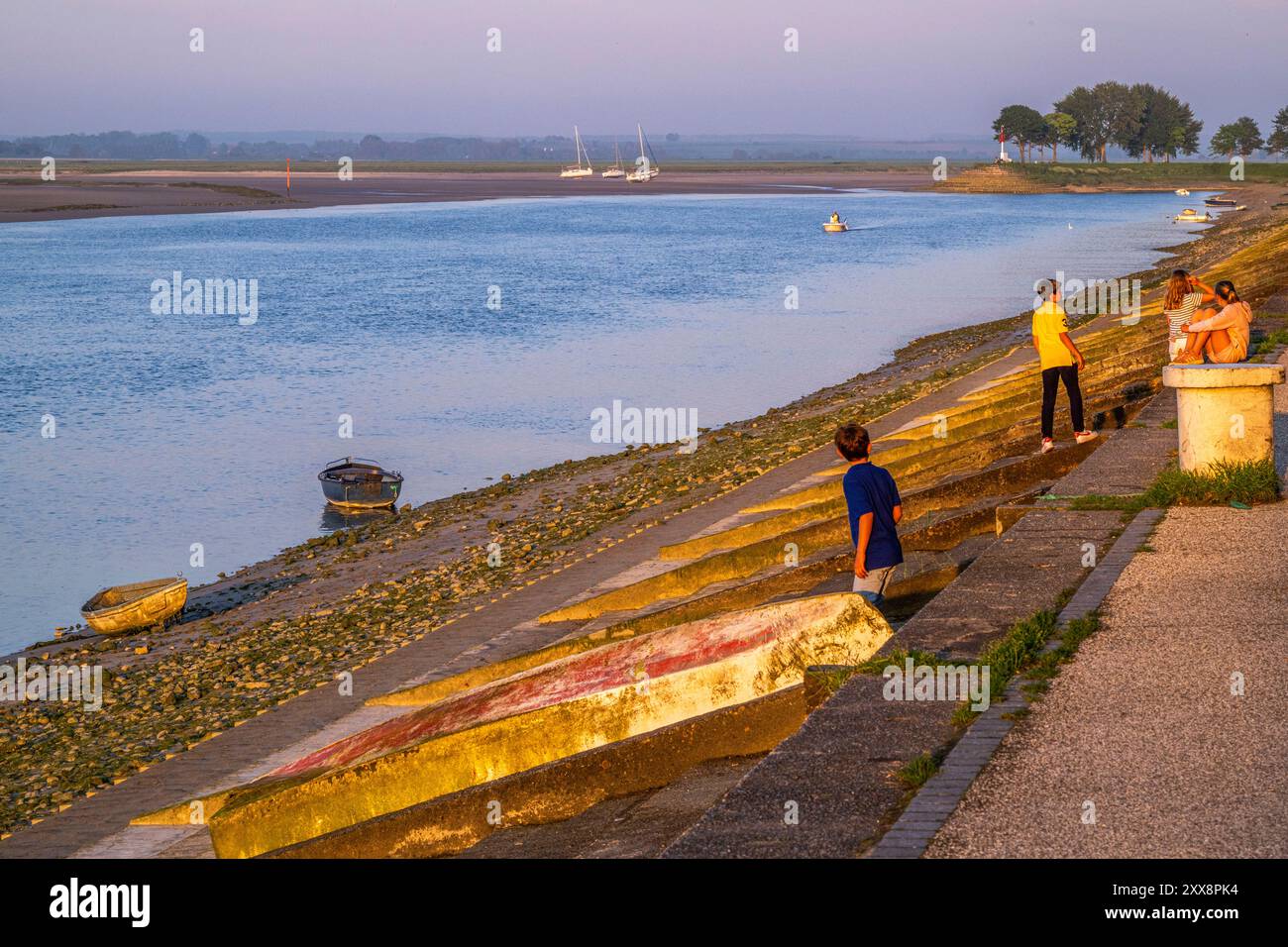 Frankreich, Somme, Baie de Somme, Saint-Valery-sur-Somme, Unterhaltung an den Kais von Saint-Valery am Abend, zwischen vorbeifahrenden Heißluftballons und zurückkehrenden Pirogen im Somme-Kanal Stockfoto