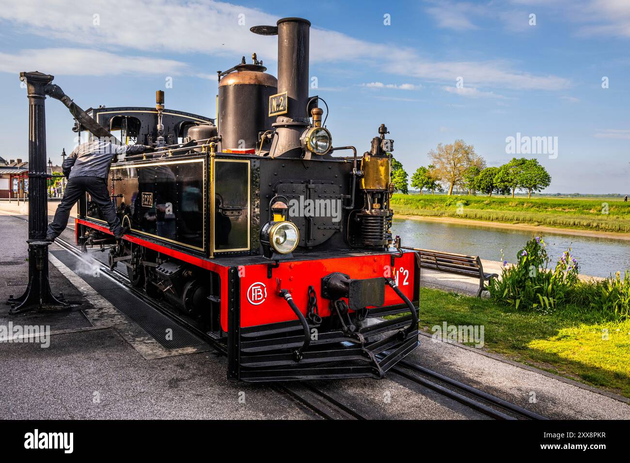 Frankreich, Somme, Bucht der Somme, Saint-Valery-sur-Somme, der kleine Zug der Somme-Bucht am Bahnhof Saint-Valery, wo die Lokomotive ausgehängt und umgedreht wird, um wieder in die andere Richtung zu fahren und mit Wasser zu füllen. Stockfoto