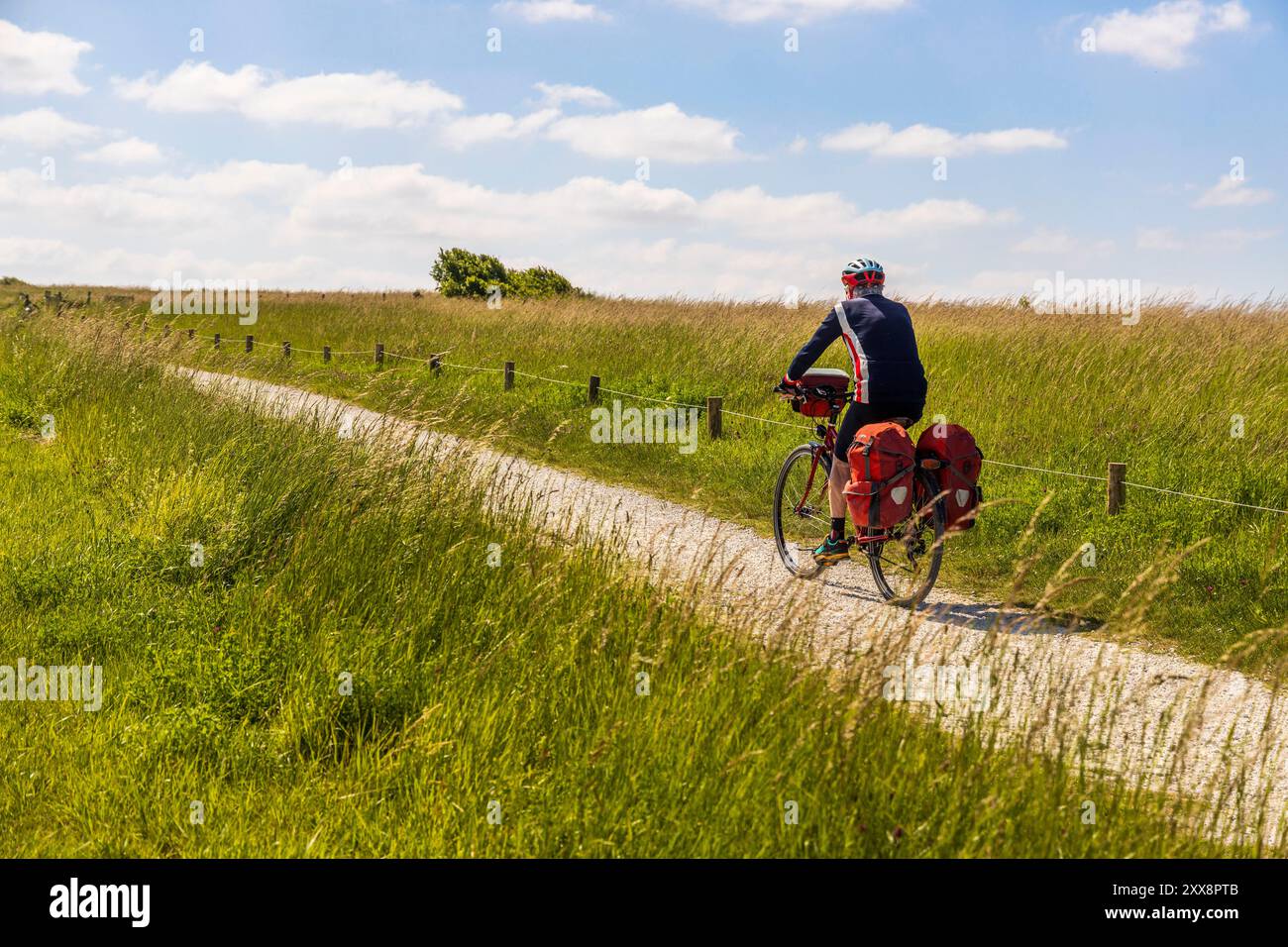 Frankreich, Charente-Maritime, Talmont-sur-Gironde, beschriftet mit Les Plus Beaux Villages de France, Radfahren auf dem Grande Randonnée Trail GR 360 Stockfoto